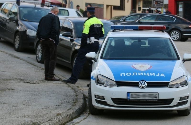 Drama u Tesliću: Muškarac kroz vrata pucao na policajce