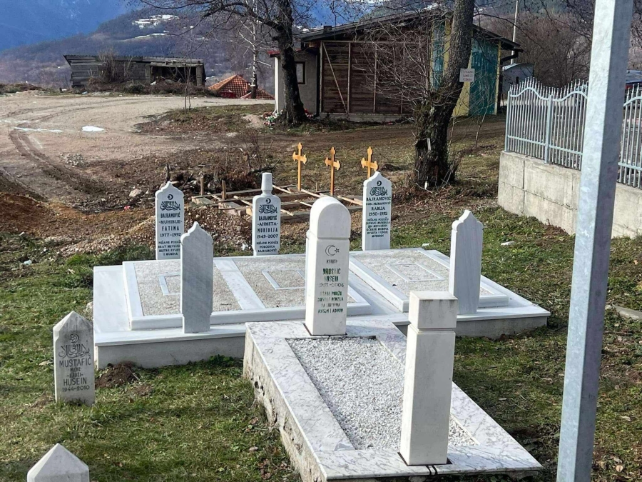 PONOVO OSKRNAVLJENO ŠEHIDSKO MEZARJE U SREBRENICI: Postavljena tri krsta, u toku je i betoniranje…