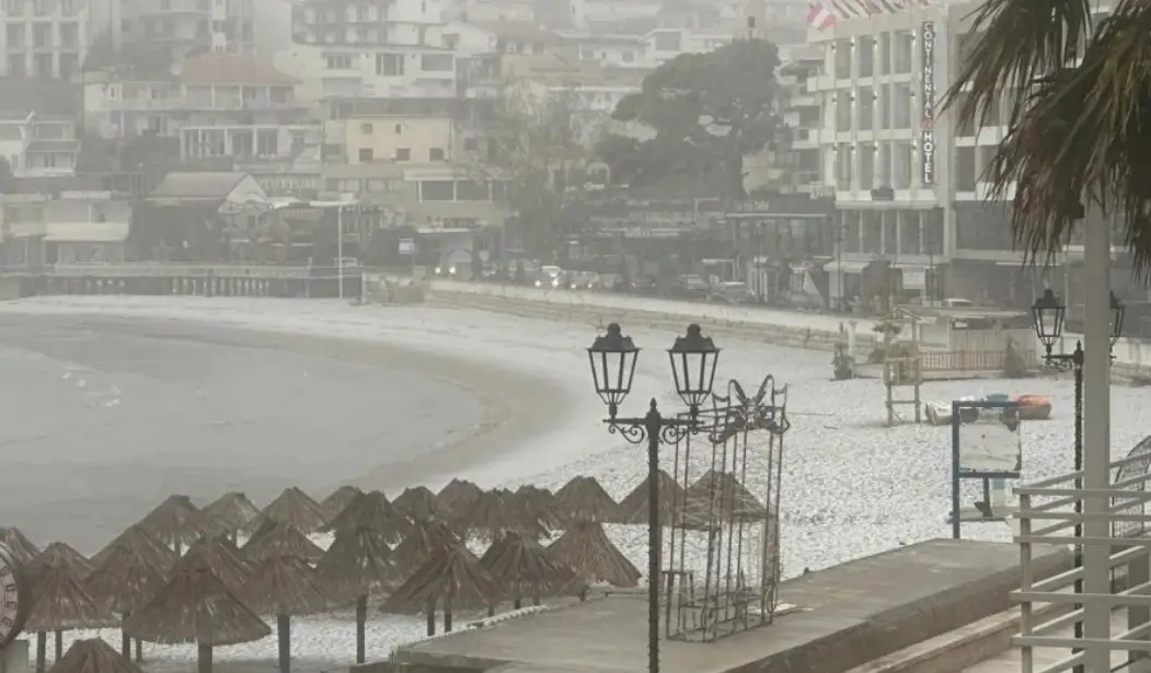 Crna Gora pogođena olujom: Meteoalarmi aktivirani, nevjerojatni prizori u Ulcinju. Snijeg na plaži, orkanski vjetar, a najgore tek dolazi.